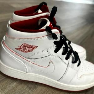 Air Jordan 1 Mid Youth Size 7 Shoes
